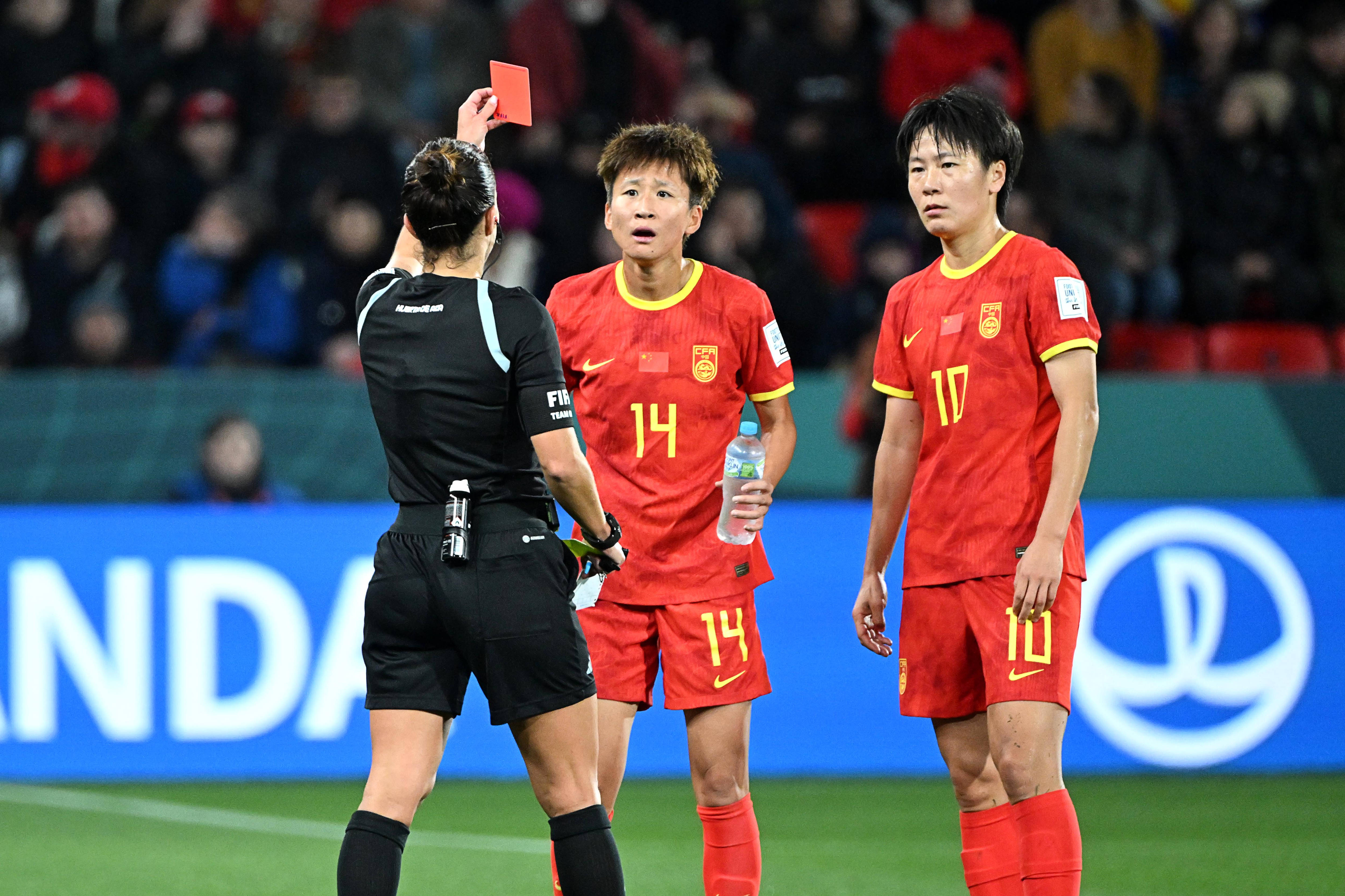 女子足球赛场上，中国队选手展现出色实力(中国女子足球队叫什么名字)