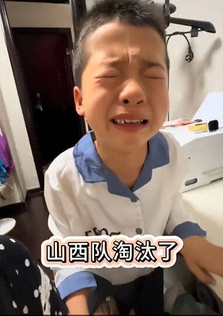 客队球员在赛后采访中痛哭流涕(客队的球队席应位于记录台同方向的 )