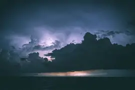 风暴之眼与天启小队在英雄联盟中上演巅峰对决，最终血洗全场，锁定晋级资格