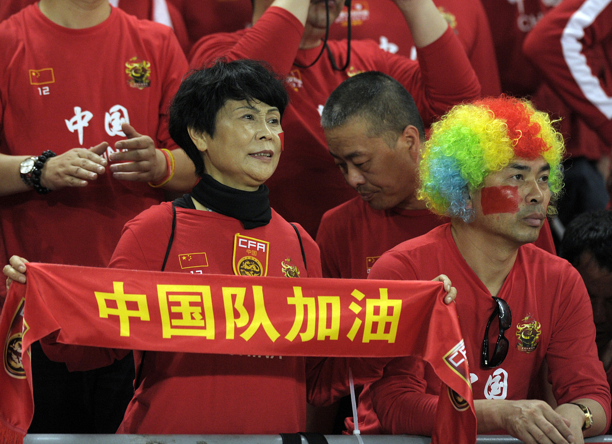 中国台北战神队啦啦队员为球队加油，与球迷互动活跃气氛的简单介绍