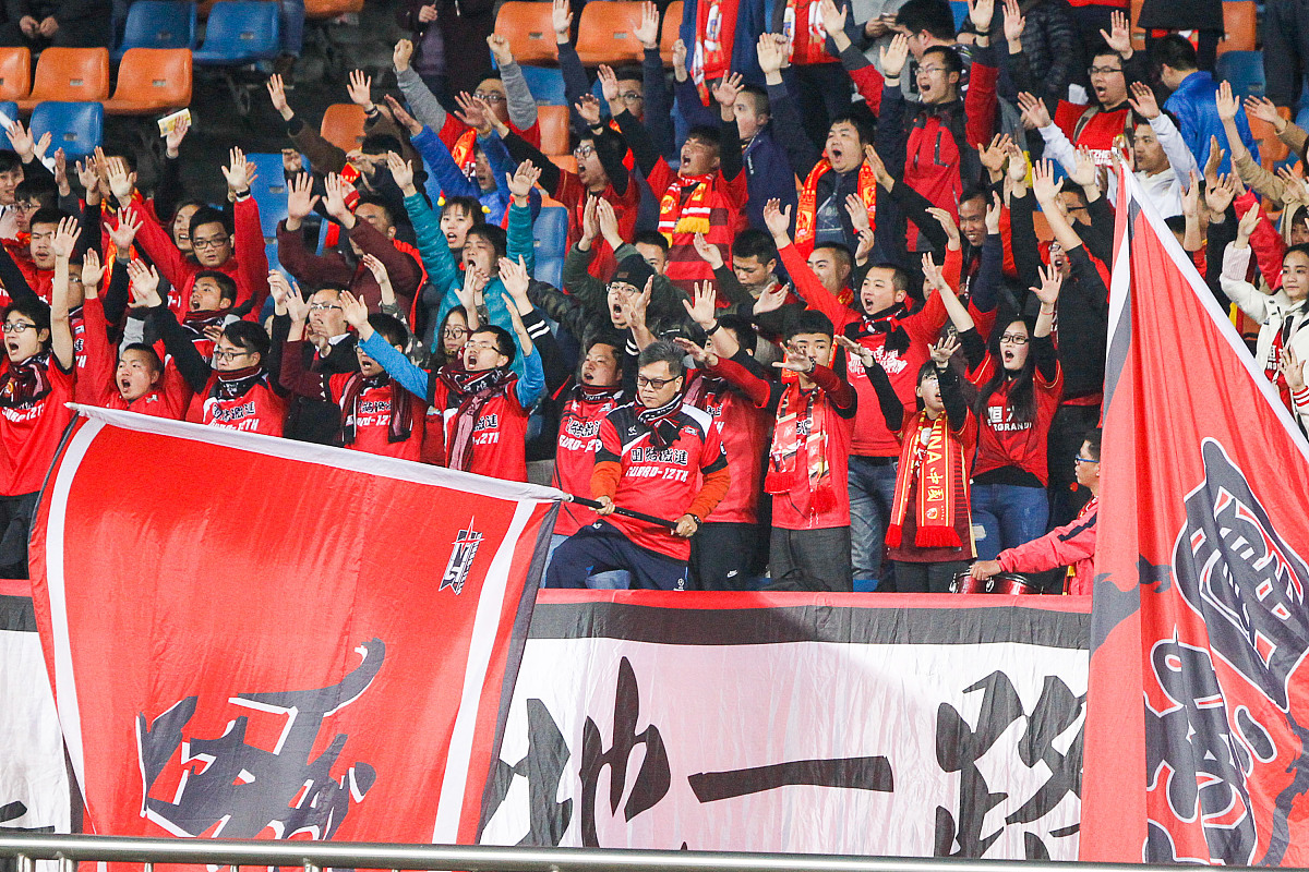 澳客体育-中国球迷在申花球迷区为日本队加油