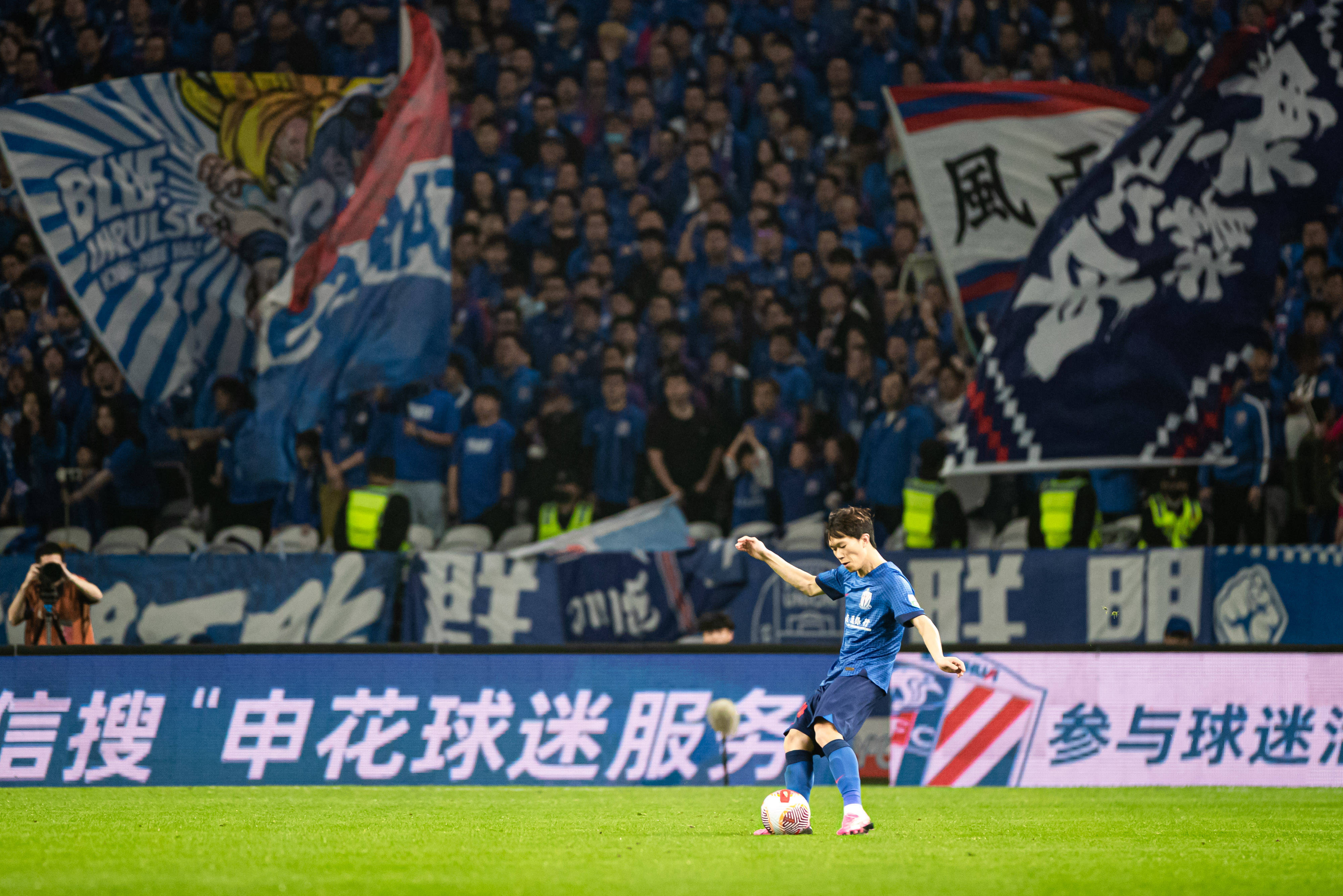 中国球迷在申花球迷区为日本队加油
